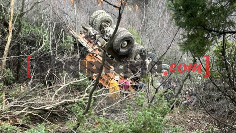 Aksidenti i rëndë në Gramsh me 1 viktimë e dy të plagosur, Report Tv siguron foton e kamionit i rrëzuar në humnerë