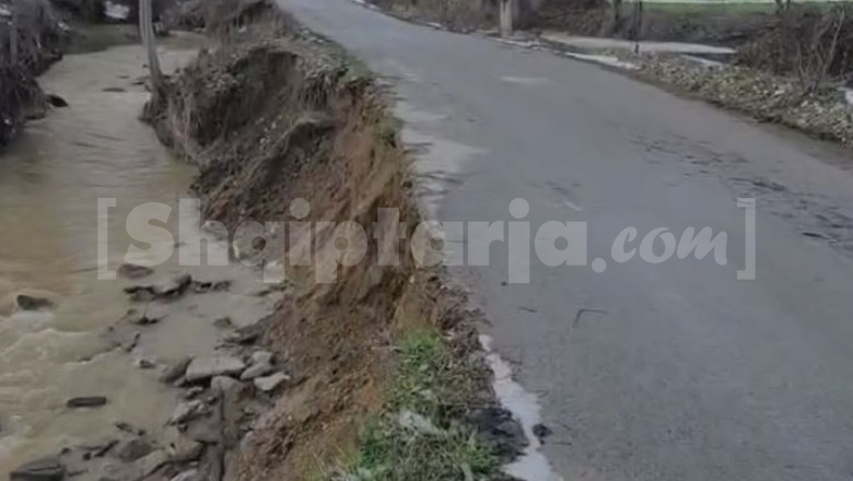 Korçë/ Shembët rruga në segmentin Kakaç–Vërçun, rrezik për qarkullimin e mjeteve, banorët apel për ndërhyrje