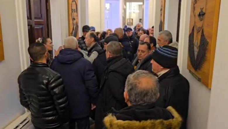 Ndërtimi i tregut të ri në Vlorë, tregtarët mësyjnë brenda Bashkisë: Nuk kërkojmë luks, duam të ushqehemi