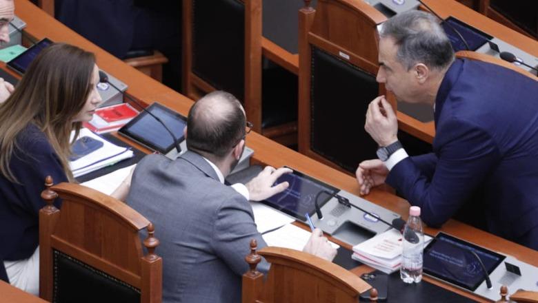 FOTOT/ Në mungesë të Berishës, Bardhi drejton me dorë ‘të hekurt’ grupin e PD me akuza, replika e kritika ndaj qeverisë