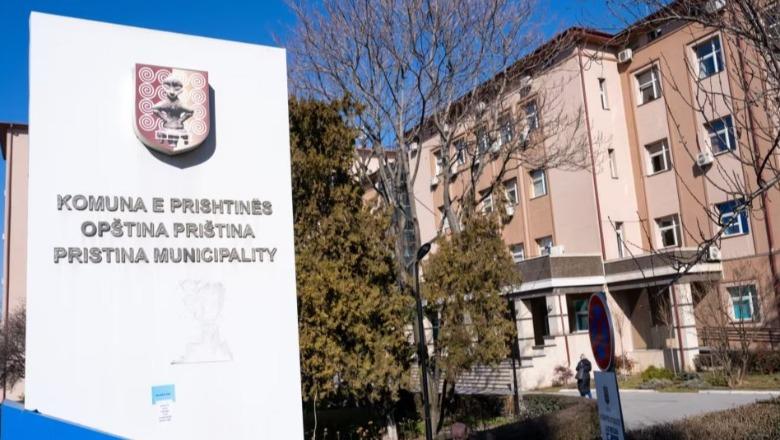 Të dyshuar për korrupsion dhe shpërdorim të detyrës, arrestohen 3 zyrtarë të Komunës së Prishtinës