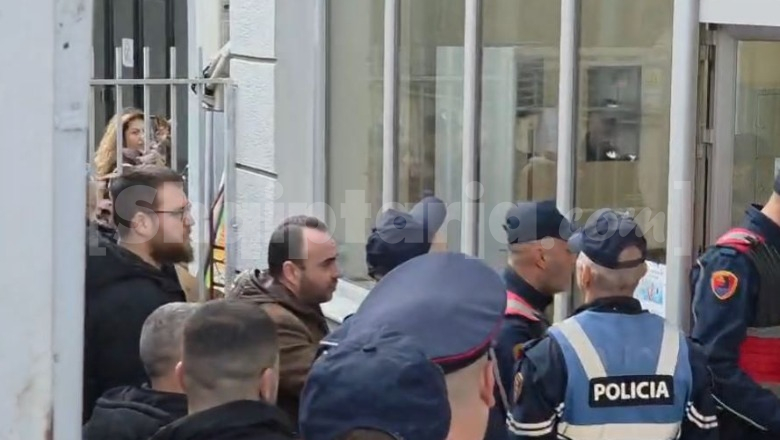 Gjykata  e Tiranës cakton ‘detyrim paraqitje’ për 19 protestuesit e dhunshëm në protestën e Berishës! Tensione në hollin e gjykatës