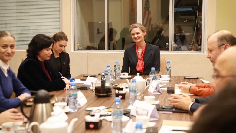 Nancy VanHorn takohet me deputetët e rinj të PS dhe PD: Të forcojmë bashkëpunimin SHBA–Shqipëri mbi prioritete të përbashkëta