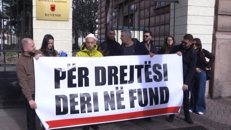 Qëndresa Qytetare protestë para Kryesisë së Kuvendit: Këshilli i Mandateve po mbron Ballukun, zvarritja e procesit për imunitetin e saj po dëmton demokracinë