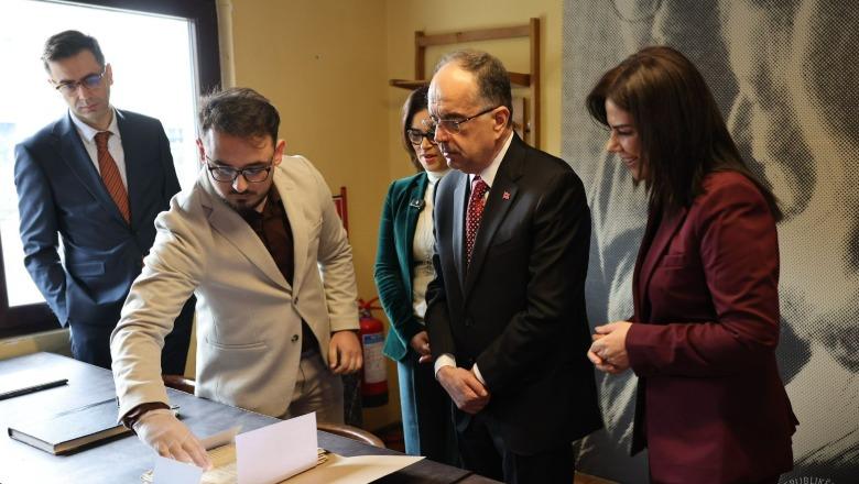 Begaj vizitë në Shtëpinë Muze të Ismail Kadaresë: Muza e tij ishte Shqipëria! Me penën e tij kishte fuqinë e magjisë