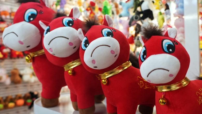 Gabimi që u shndërrua në sukses! Lodra e “kalit që qan” bëhet virale në Kinë