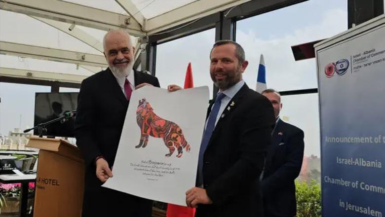 Dhurata simbolike që mori Rama në hapjen e Dhomës Izrael–Shqipëri! Kryeministri: E dua shumë këtë vend! Ganz: Jemi krenarë të jemi miqtë tuaj!