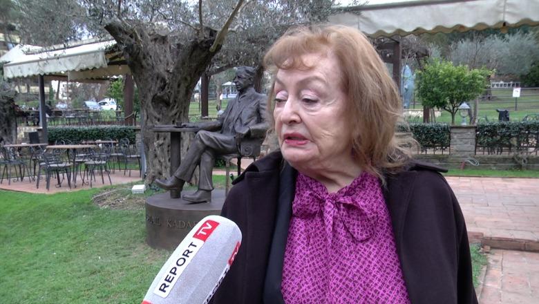 ‘Një kafe me Kadare’! Statujë bronzi në lokalin e preferuar për 90-vjetorin e lindjes, Helena: Do të jetë me afër njerëzve