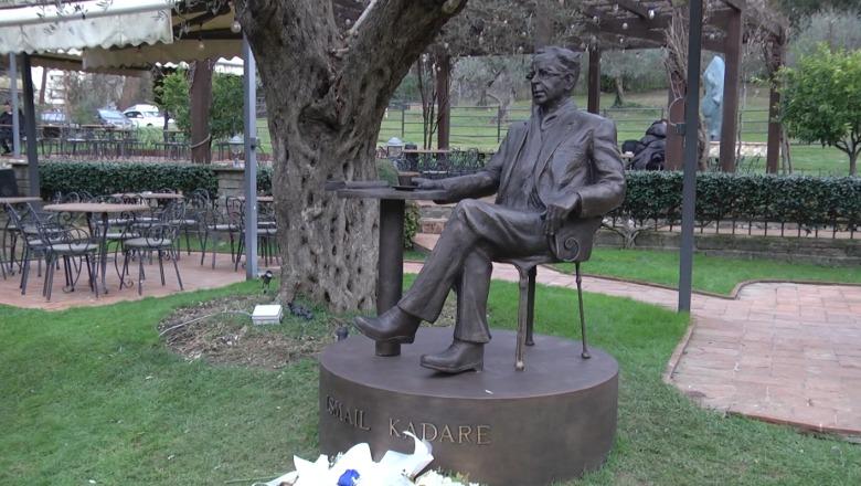 Në 90-vjetorin e lindjes, Ismail Kadare përjetësohet në skulpturën e bronztë