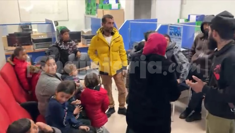 Shteti u shembi shtëpitë mbi kanalin kullues, anëtarë të komunitetit rom futen në ambientet e Bashkisë Durrës: S'largohemi derisa të na gjejnë strehim