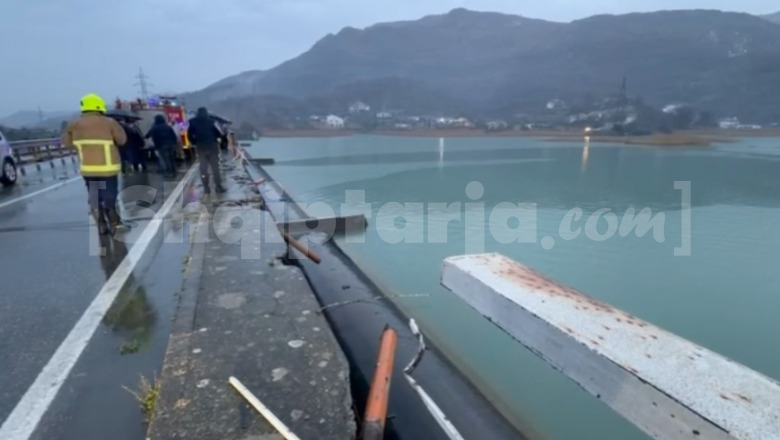 Aksident në aksin Mjedë-Spathar, makina përfundon në liqenin e Vaut të Dejës! 3 të plagosur