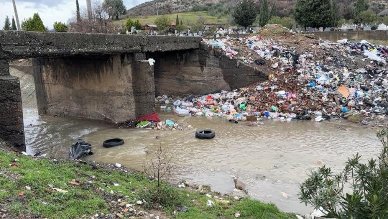 Kurbin/ Fshati i Shullazit pa rrugë e kontenierë, plehrat digjen në përrua