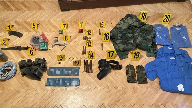 Kosovë/ Operacion në Mitrovicën e Veriut, zbulohet arsenal armësh, municion dhe uniforma të policisë serbe
