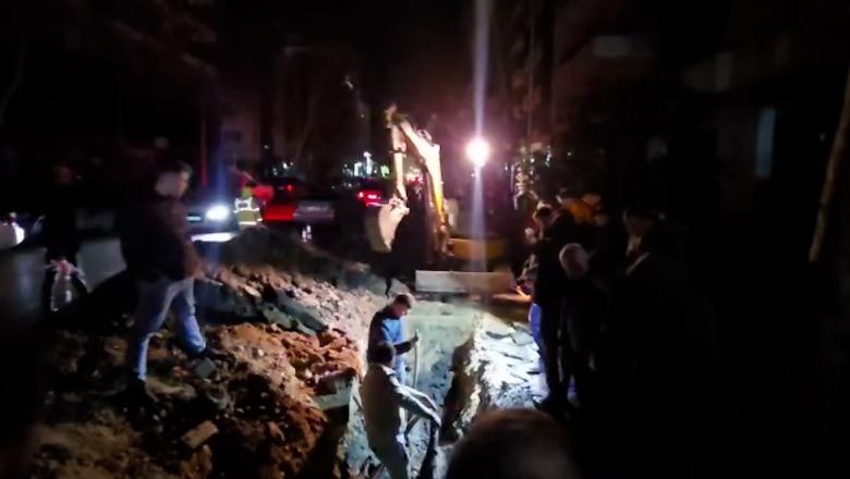 Vlorë, po punonin për rrjetin e ri të ujësjellësit, firma dëmton linjën elektrike! Lagjja 'Pavarësia' pa energji prej tre orësh