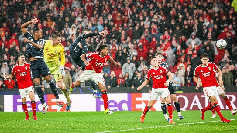 VIDEO/ Ulërima e Rui Costës dhe këshilla e tifozëve, goli vendimtar i portierit të Benficas kundër Realit të Madridit në sekondat e fundit që kualifikoi 'Shqiponjat'