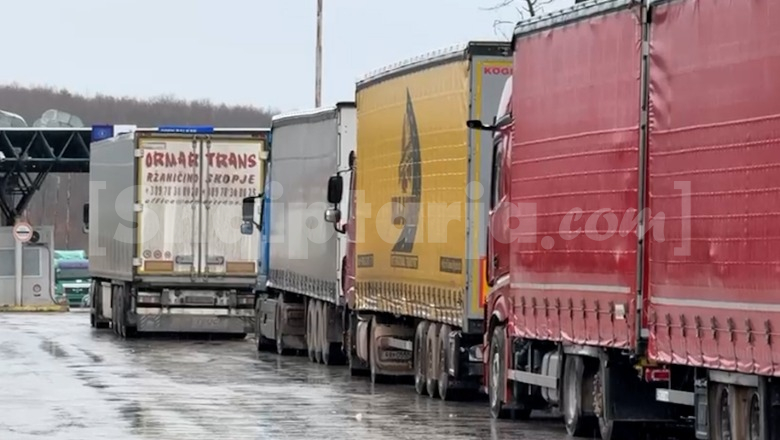 Dita e katërt e protestës në Maqedoninë e Veriut, kamionët ende të bllokuar në Qafë Thanë (VIDEO)