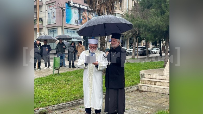 Shiu ‘bashkon’ përfaqësuesit fetarë, hoxha dhe prifti Ortodoks në Elbasan filmohen nën një çadër (FOTOLAJM)