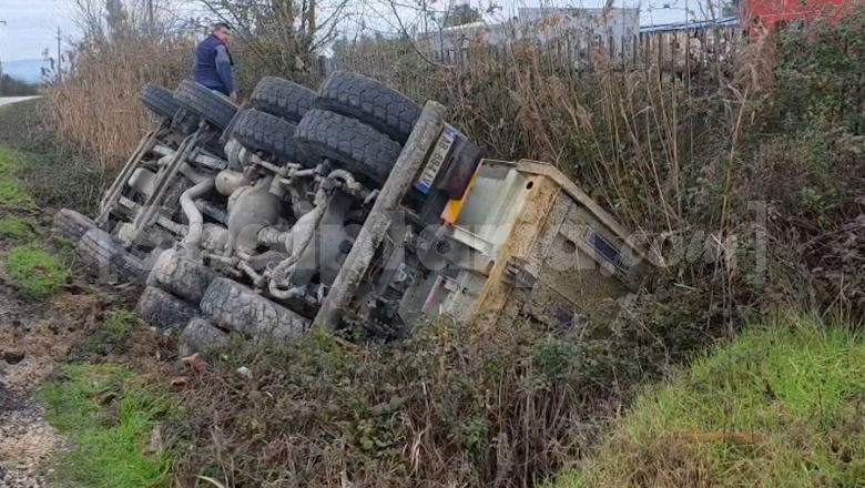 Aksident rrugor në aksin Fier-Kallm, kamioni i tonazhit të rëndë përfundon në kanal (VIDEO)