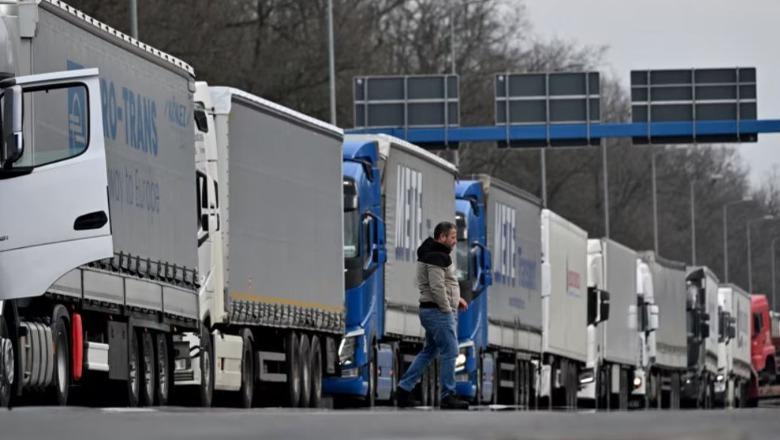 Transportuesit në Mal të Zi i japin fund bllokadës së trafikut të mallrave në kufij