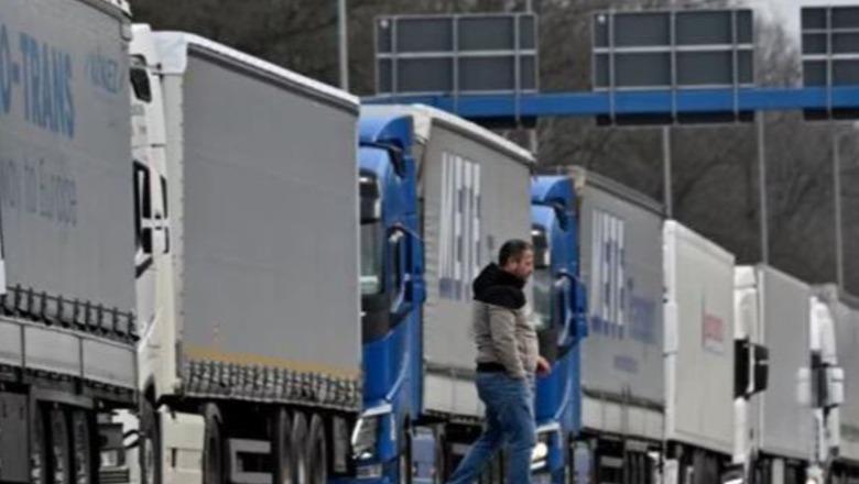 Transportuesit në Maqedoninë e Veriut i japin fund protestës pas 3 ditësh, zhbllokohet pika kufitare në Qafë Thanë