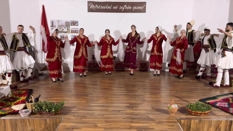 'Sofra Çame' shtrohet për të dytin vit radhazi në Sarandë! Tradita dhe kultura çame bashkojnë të rinjtë