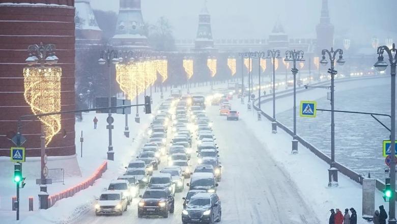 ‘Paralizohet’ Moska, regjistrohen reshjet më të dendura të borës në më shumë se 200 vjet