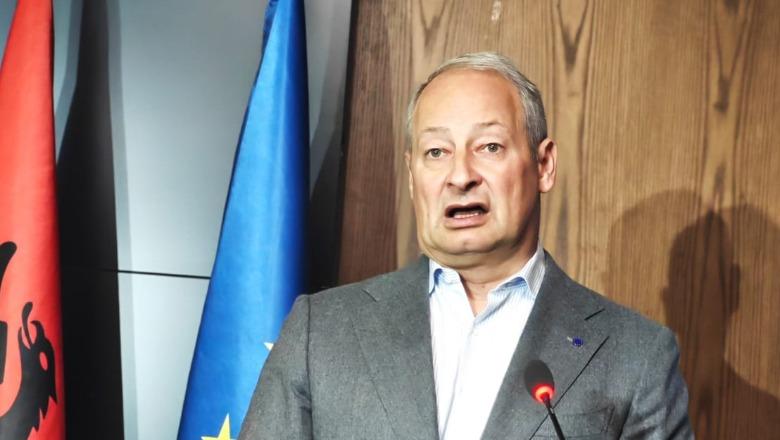 Schieder-gazetarëve: Mos më pyesni për çdo gjë që thotë Berisha, do më duhet të dal nga roli im institucional