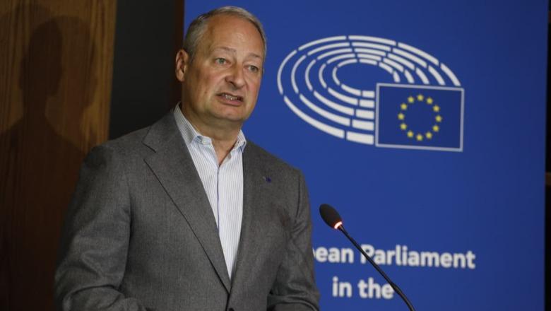 Schieder-gazetarëve: Mos më pyesni për çdo gjë që thotë Berisha, do më duhet të dal nga roli im institucional