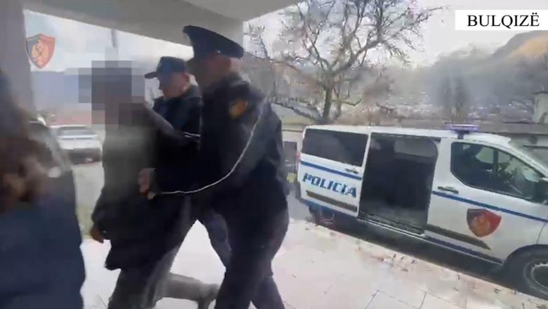 Bulqizë/ Babai plagos me thikë djalin, arrestohet nga policia
