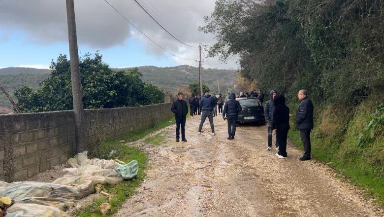 Rruga me gropa, banorët e Varibopit në Fier dalin në protestë: 20 fëmijë ecin mes baltës për të shkuar në shkollë