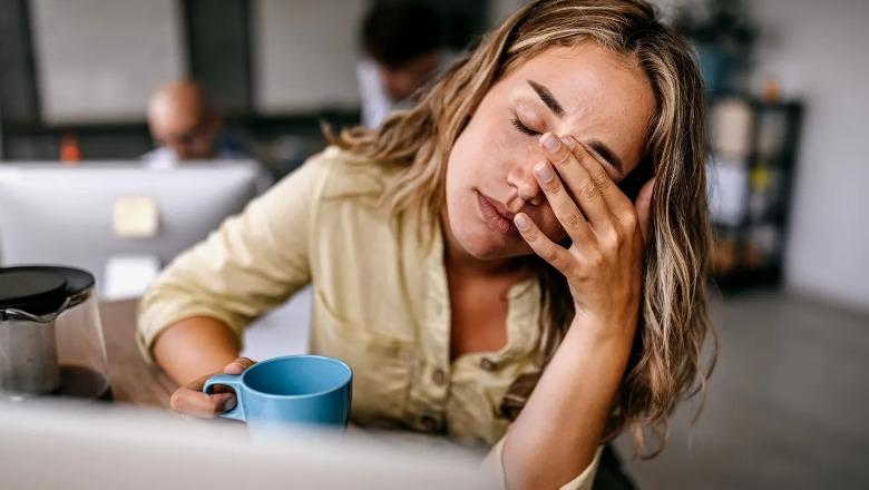 Pse ndihemi të lodhur edhe kur nuk bëjmë asgjë?