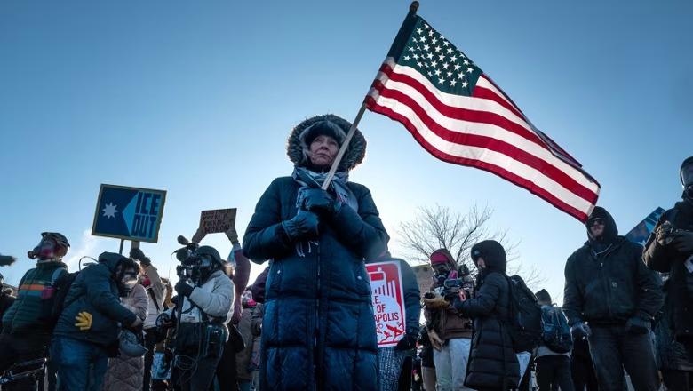 Protestat kundër operacioneve të Zbatimit të Imigracionit dhe Doganave prekin çdo cep të SHBA-së, ndërsa zyrtarët e Minesotës kundërshtojnë administratën e Trump