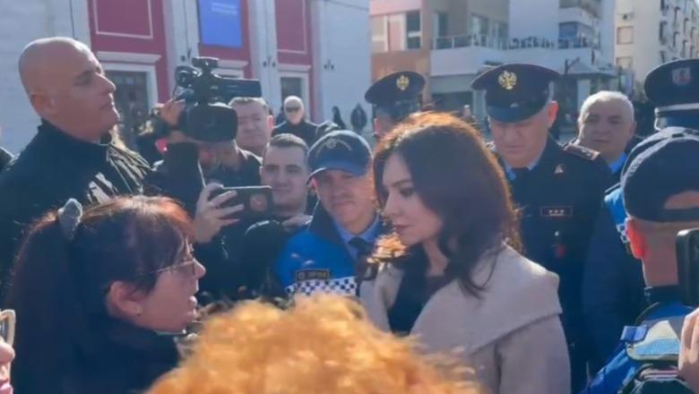 Rindërtimi i Tregut Industrial/ Tregtarët e Vlorës mbesin pa punë, dalin përsëri në protestë! Spiropali ndalon dhe i takon: Do të flas unë me kryetaren