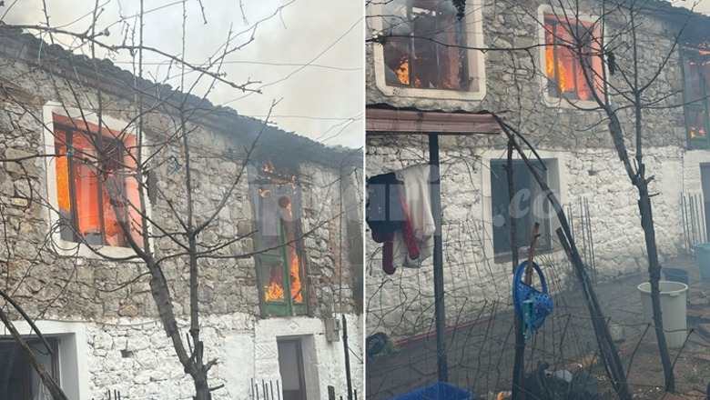 Digjet plotësisht kati i dytë i një banese në Maliq, zjarri nisi kur banorët ishin në gjumë, shkak dyshohet një defekt elektrik