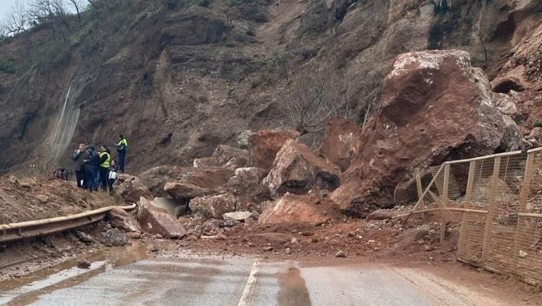 Rrëshqitje dheu në rrugën Librazhd–Qafë Thanë, Policia: Të shmanget lëvizja drejt Korçës!