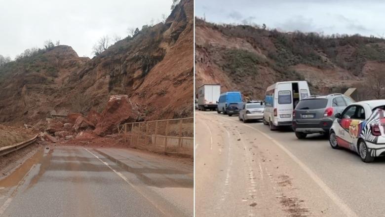 Rrëshqitjet e dheut shkaktojnë trafik kilometrik në aksin Librazhd–Qafë Thanë, bllokohet në mes të rrugës auto-ambulanca! Pacientja kalohet përmes lumit me barrelë (VIDEO)