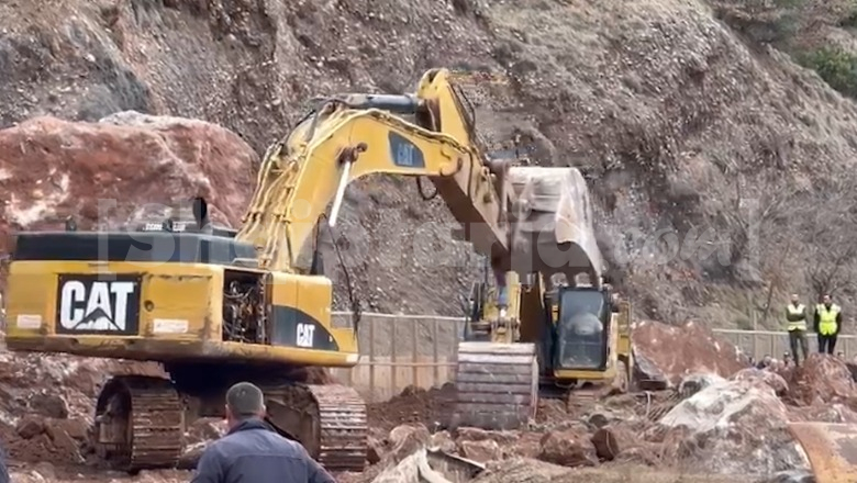 Situata në aksin Librazhd–Përrenjas, fadromat pastrojnë rrugën nga dherat dhe shkëmbinjtë