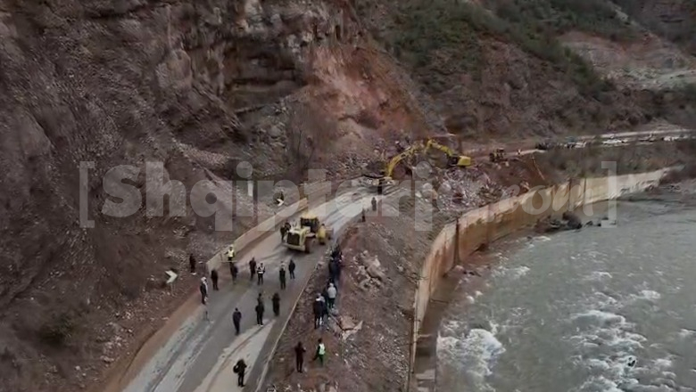 E bllokuar prej 3 orësh nga rrëshqitja e dheut, PAMJE me DRON nga aksi Librazhd–Qafë Thanë