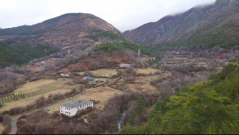 Fushë-Arrëz/ Report Tv në fshatin Flet, vendi ku është pllakosur heshtja e braktisjes! Nga 300 familje, sot kanë ngelur vetëm 2