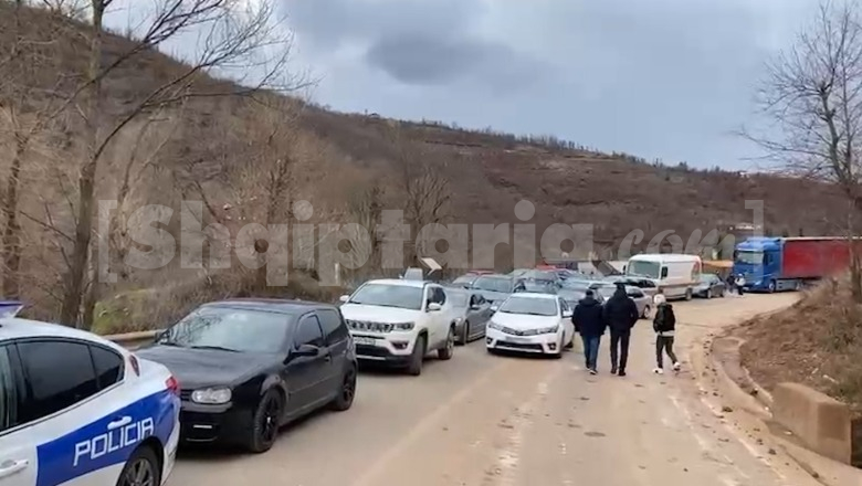 Rrëshqitja e dherave/ Trafik kilometrik edhe në kahun tjetër të rrugës, Përrenjas-Librazhd (VIDEO)