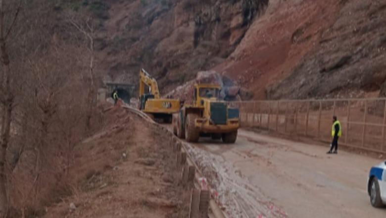 Rrëshqitja e dheut/ 2 ekskavatorë në punë prej 3 orësh për zhbllokimin e rrugës Librazhd-Qafë Thanë, si paraqitet situata