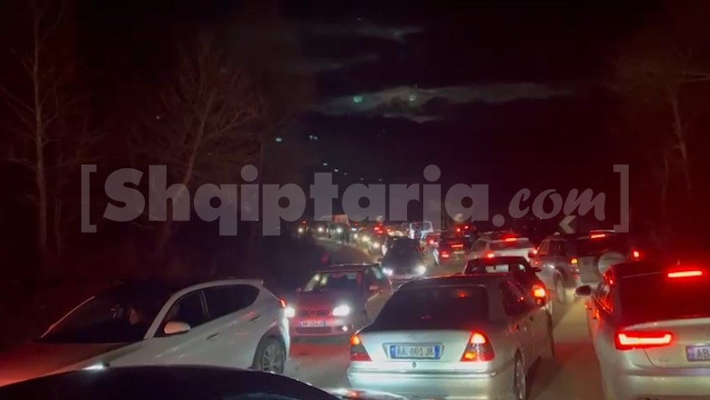 Rrëshqitja e dherave/ Pas shtatë orësh zhbllokohet njëri kah në segmentin Librazhd-Përrenjas