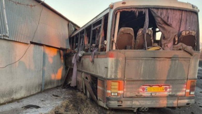 Lufta në Ukrainë/ Droni rus godet autobusin ku po udhëtonin minatorët: Pesëmbëdhjetë të vrarë