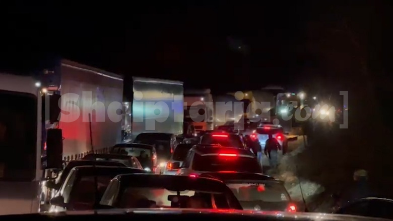  Bllokimi i aksit Librazhd-Qafë Thanë, hapet rruga në njërën korsi! Pas 7 orësh çlirohet trafiku kilometrik, nis qarkullimi i automjeteve (VIDEO)
