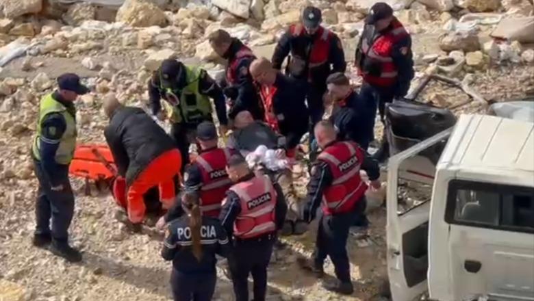 Aksident rrugor në Vlorë, kamionçina del nga lungomare, rrëzohet nga 7 metra lartësi dhe përfundon në breg të detit! Momenti kur shoferi i lënduar nxirret nga mjeti (VIDEO)