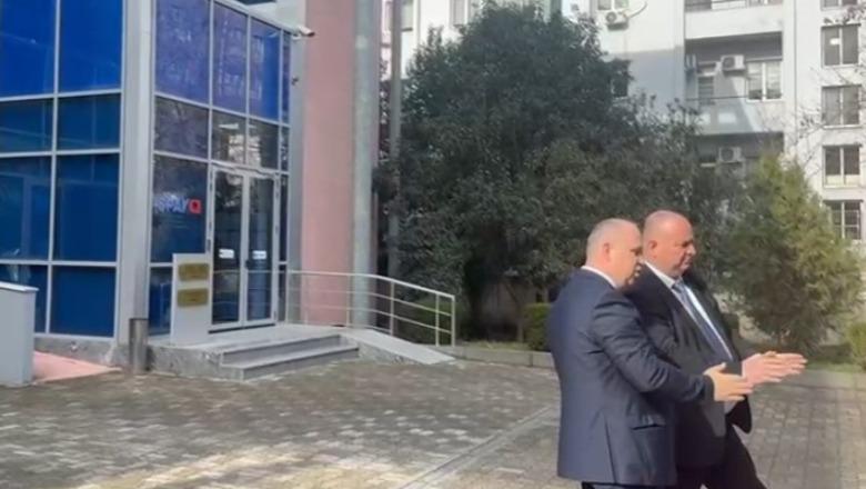 Vrasja e gjyqtarit Astrit Kalaja, vijon turi i deputetëve për sigurinë në gjykata! Bledi Çomo inspektim në GJKKO, shoqërohet nga gjyqtari Erion Bani