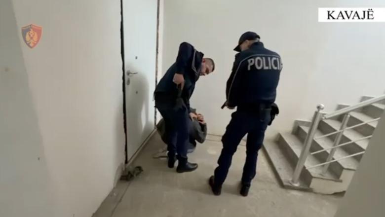 U kap duke vjedhur, pranga 25-vjeçarit në Kavajë! Kishte tentuar të grabiste edhe në dy banesa të tjera