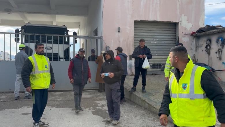 Vlorë/ Punonjësit e sektorit të pastrimit protestojnë për kushte më të mira punë dhe mungesën e antidotës