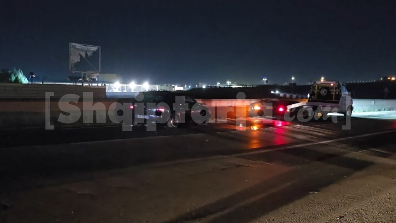 Makina përplas motorin pranë mbikalimit të Shkozetit, plagoset shoferi