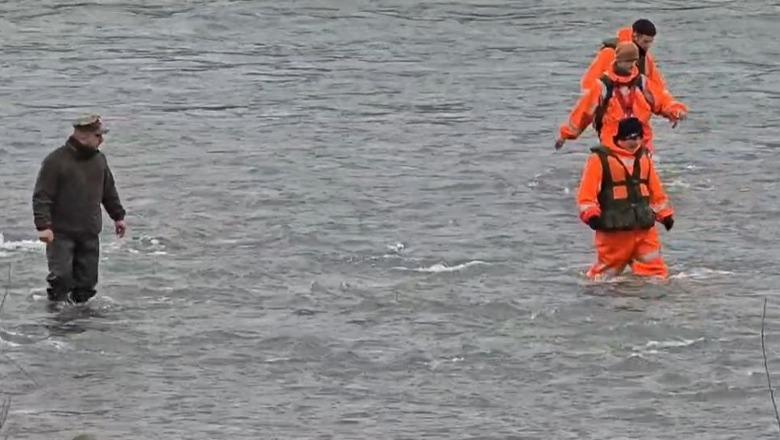 E mori rrjedha e përroit pas aksidentit në Klos, Forcat e Sigurisë së Kosovës kërkime me dron për trupin e 30-vjeçarit